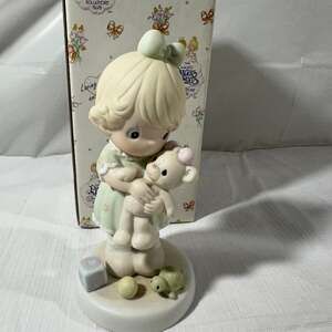 Precious Moments Figurine 'Loving' 1993 Members Only PM932